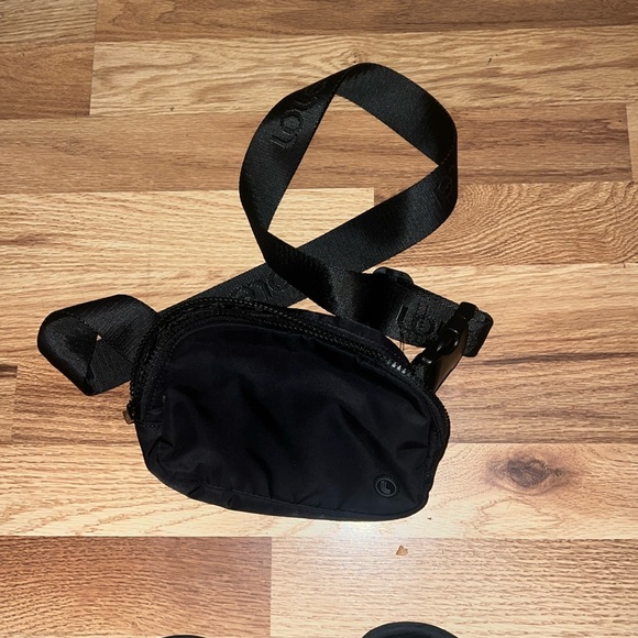 Lole black belt bag Fannypack unisex sling bag  in like new condition . - Picture 1 of 7